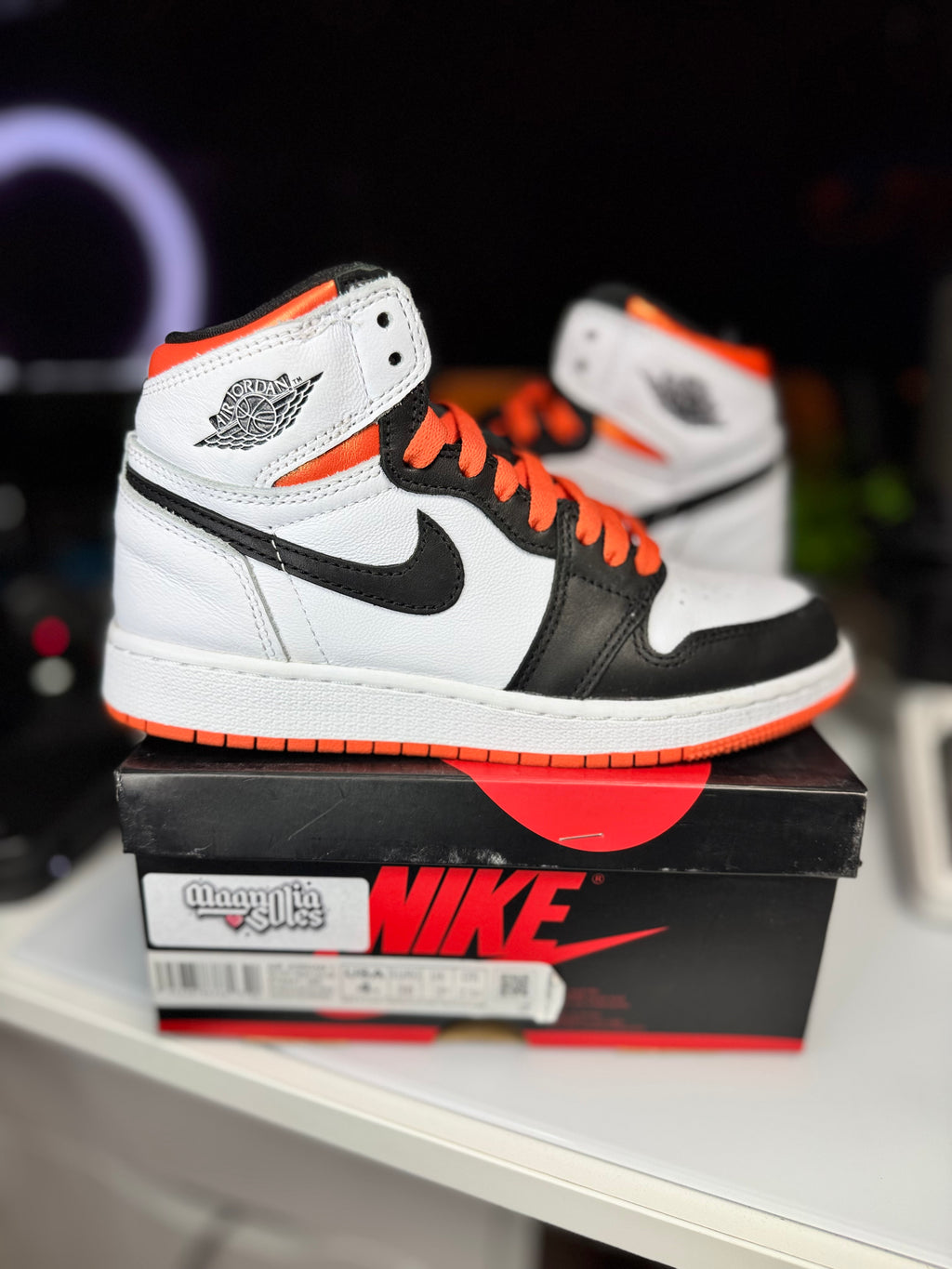 "Electro Orange" Air Jordan Retro 1 (GS)