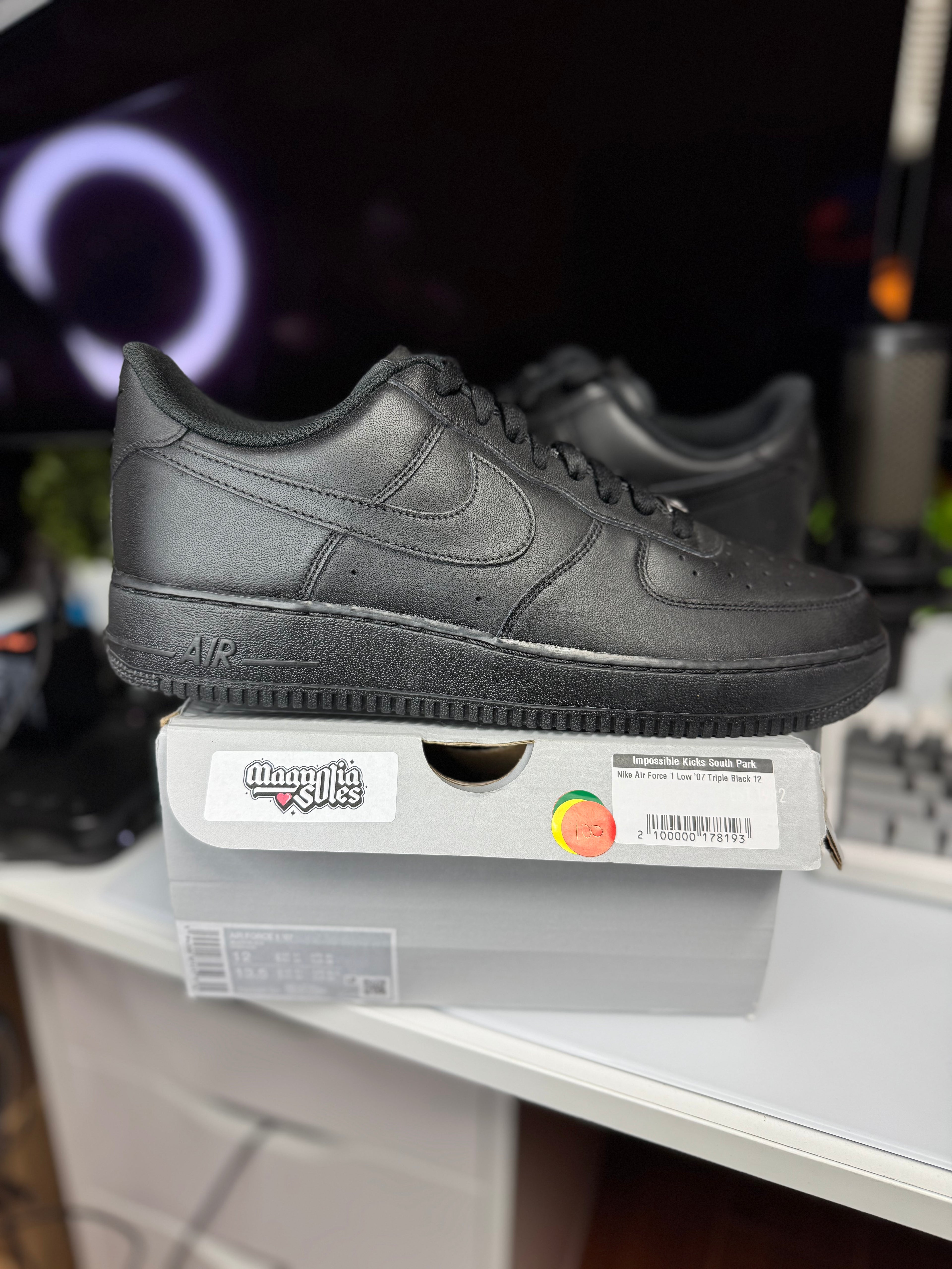 "Triple Black" Nike Air Force 1 Low