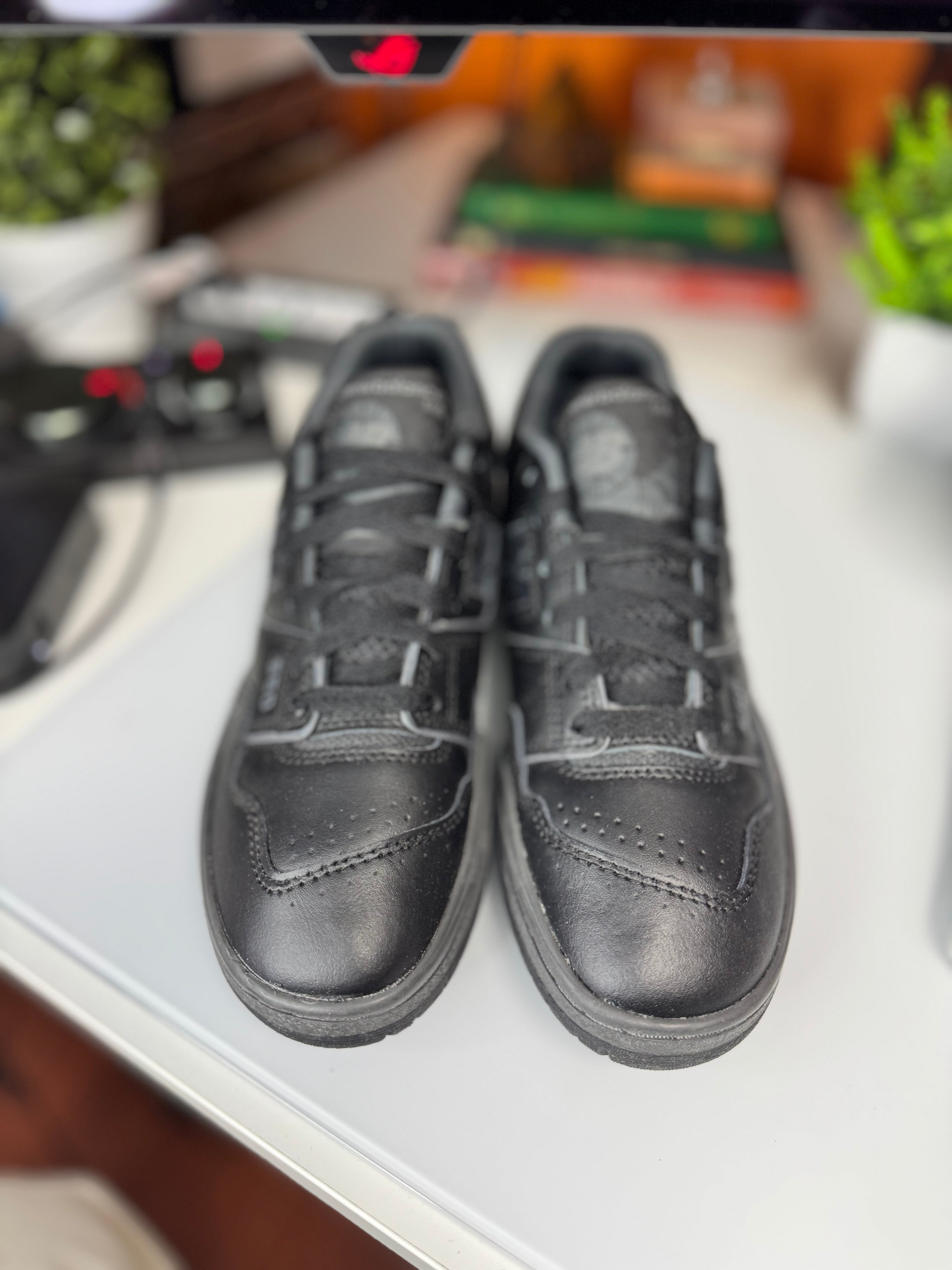 "Triple Black" New Balance 550
