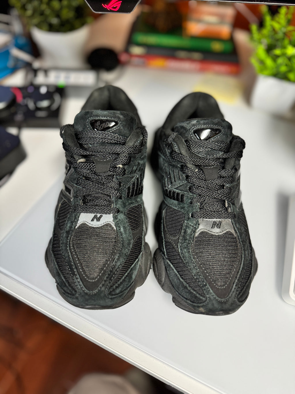 "Triple Black" New Balance 9060