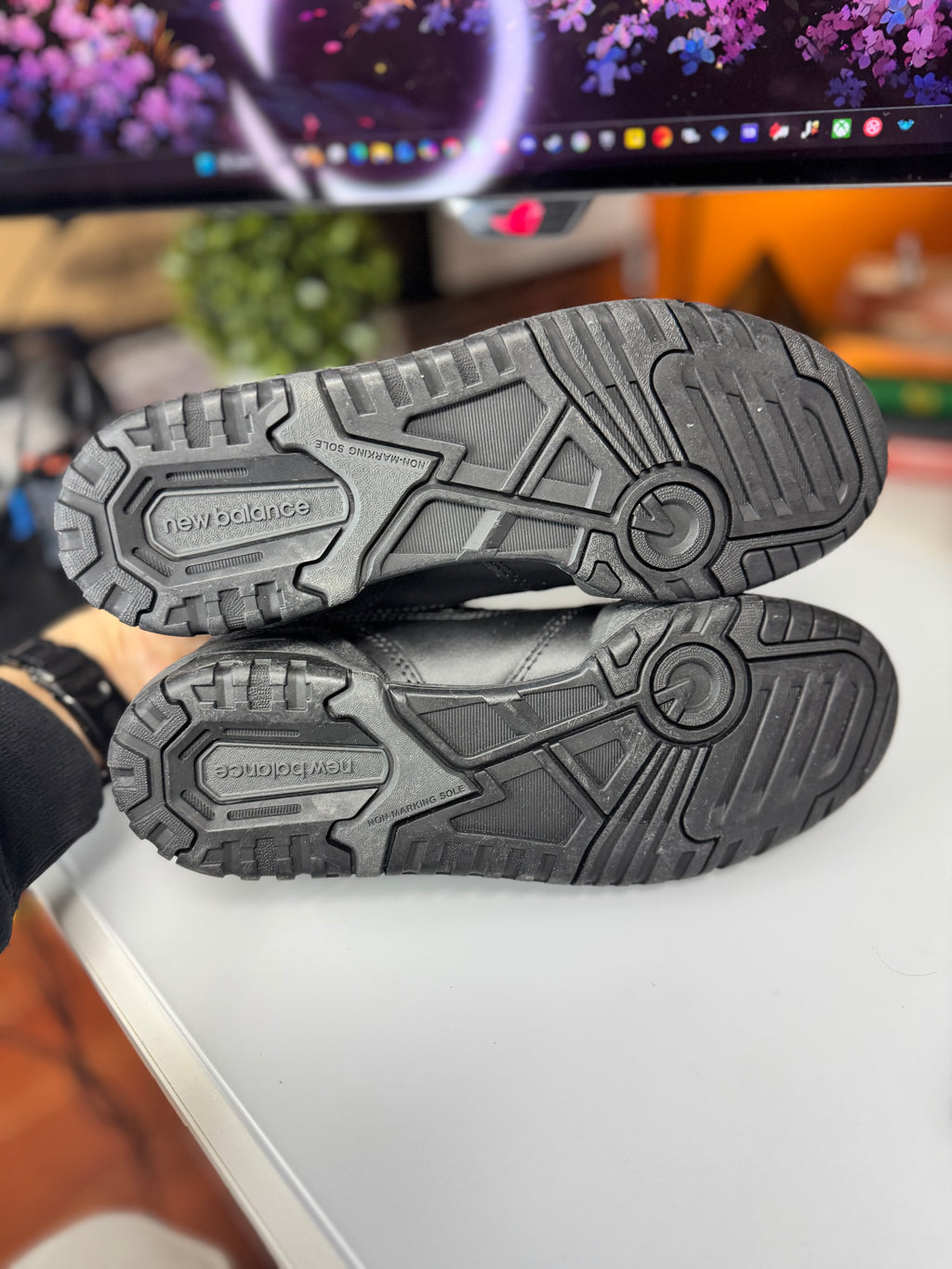 "Triple Black" New Balance 550