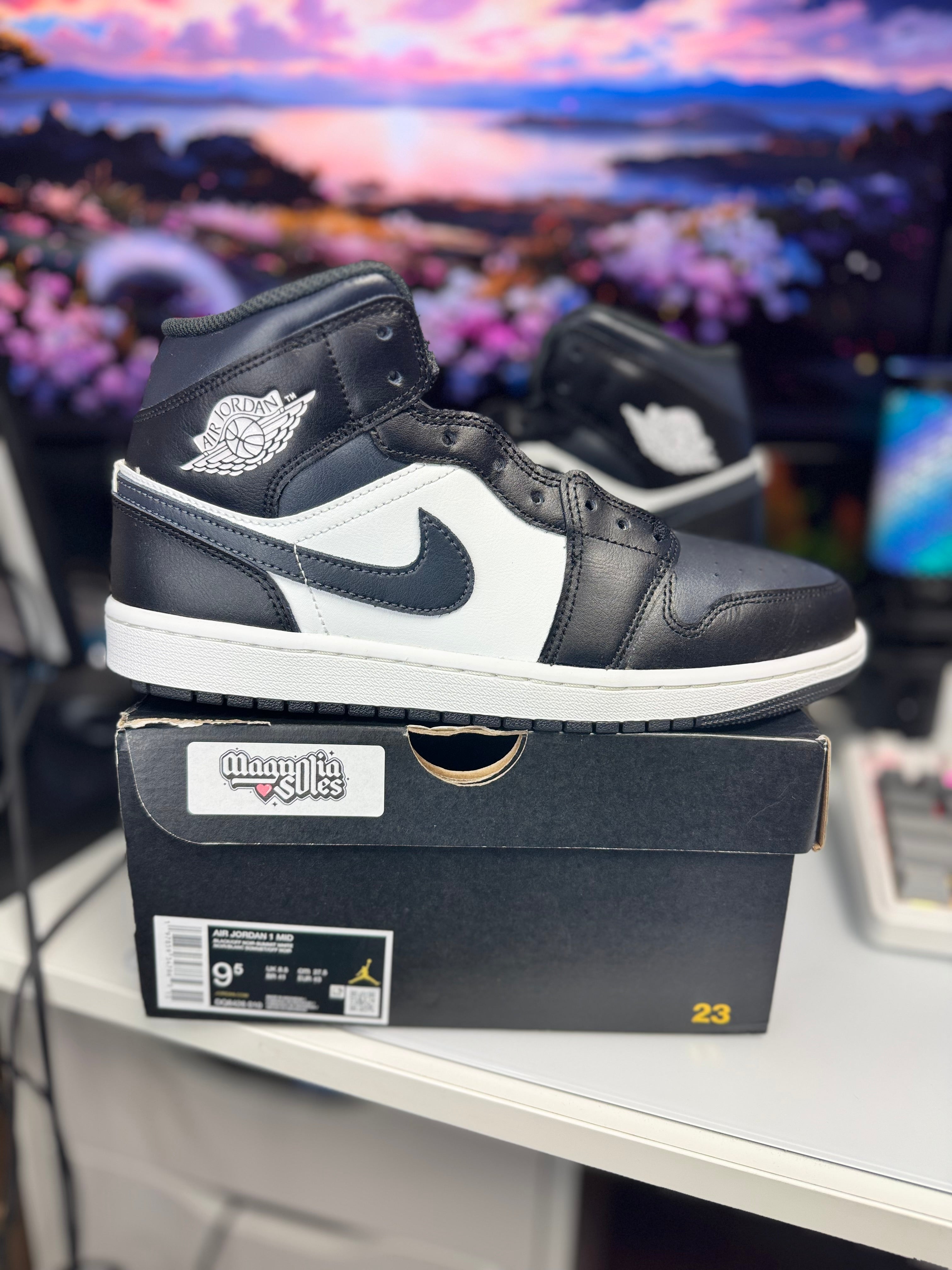“Off Noir” Air Jordan 1 Mid