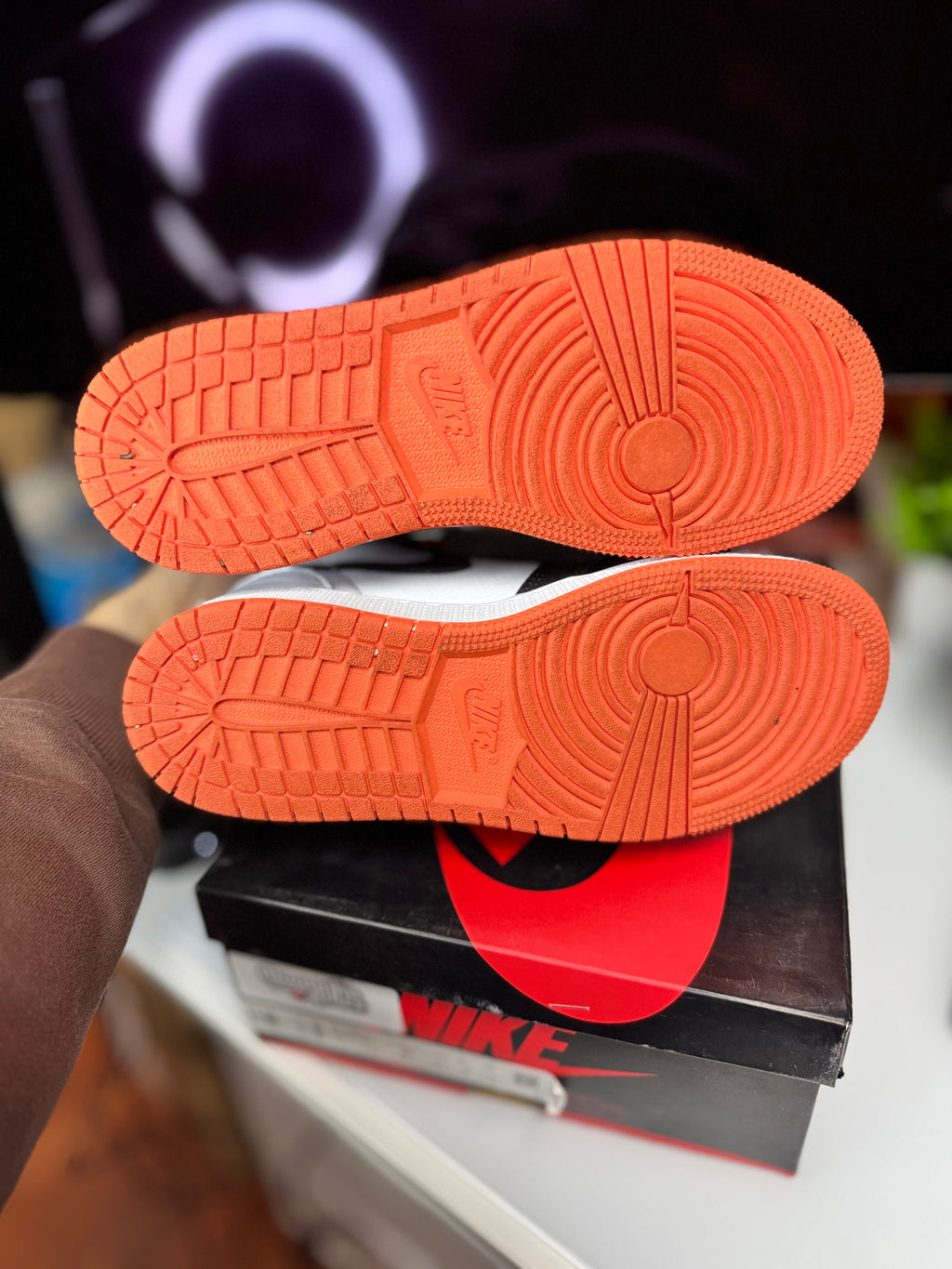 "Electro Orange" Air Jordan Retro 1 (GS)