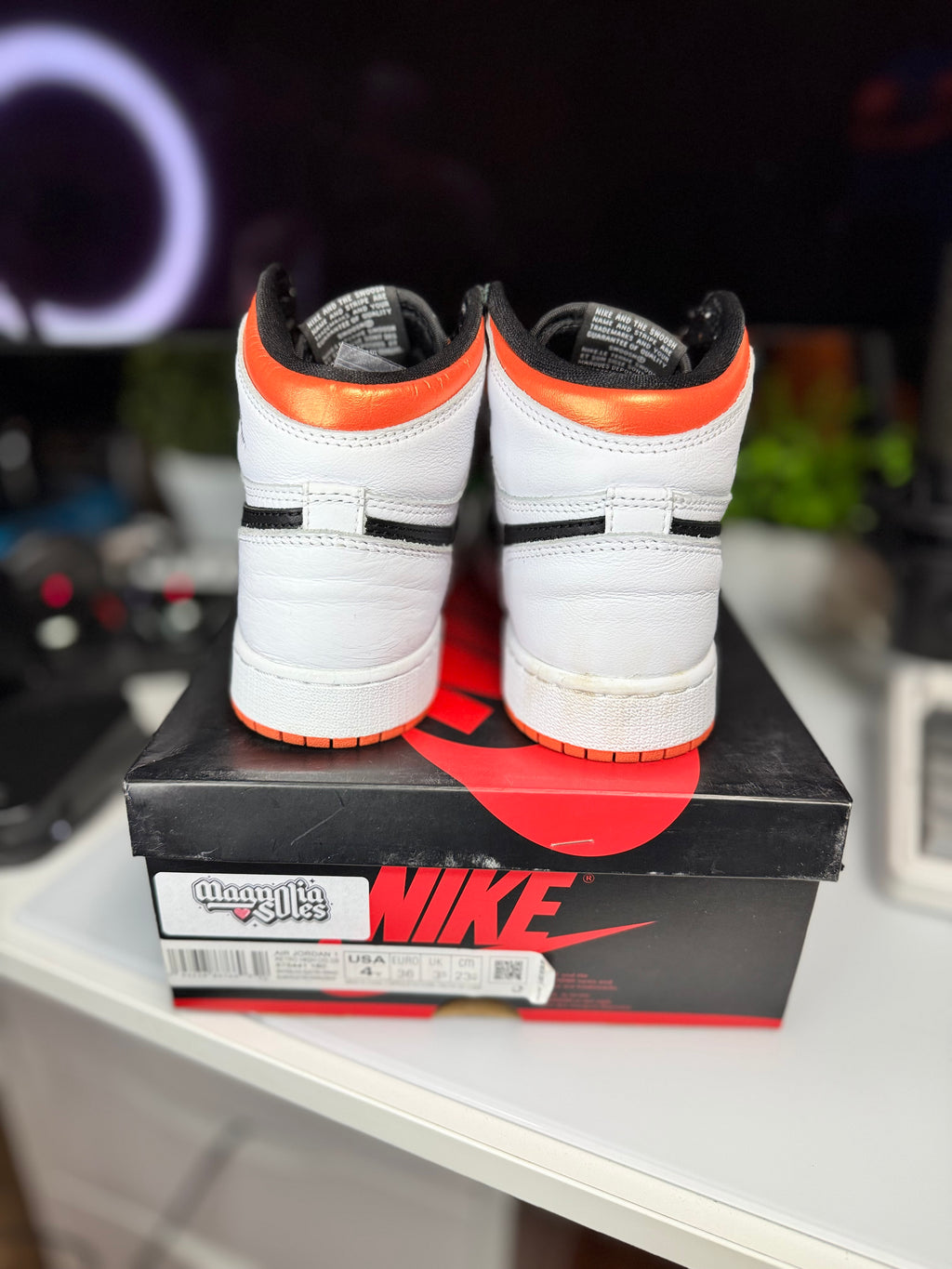 "Electro Orange" Air Jordan Retro 1 (GS)