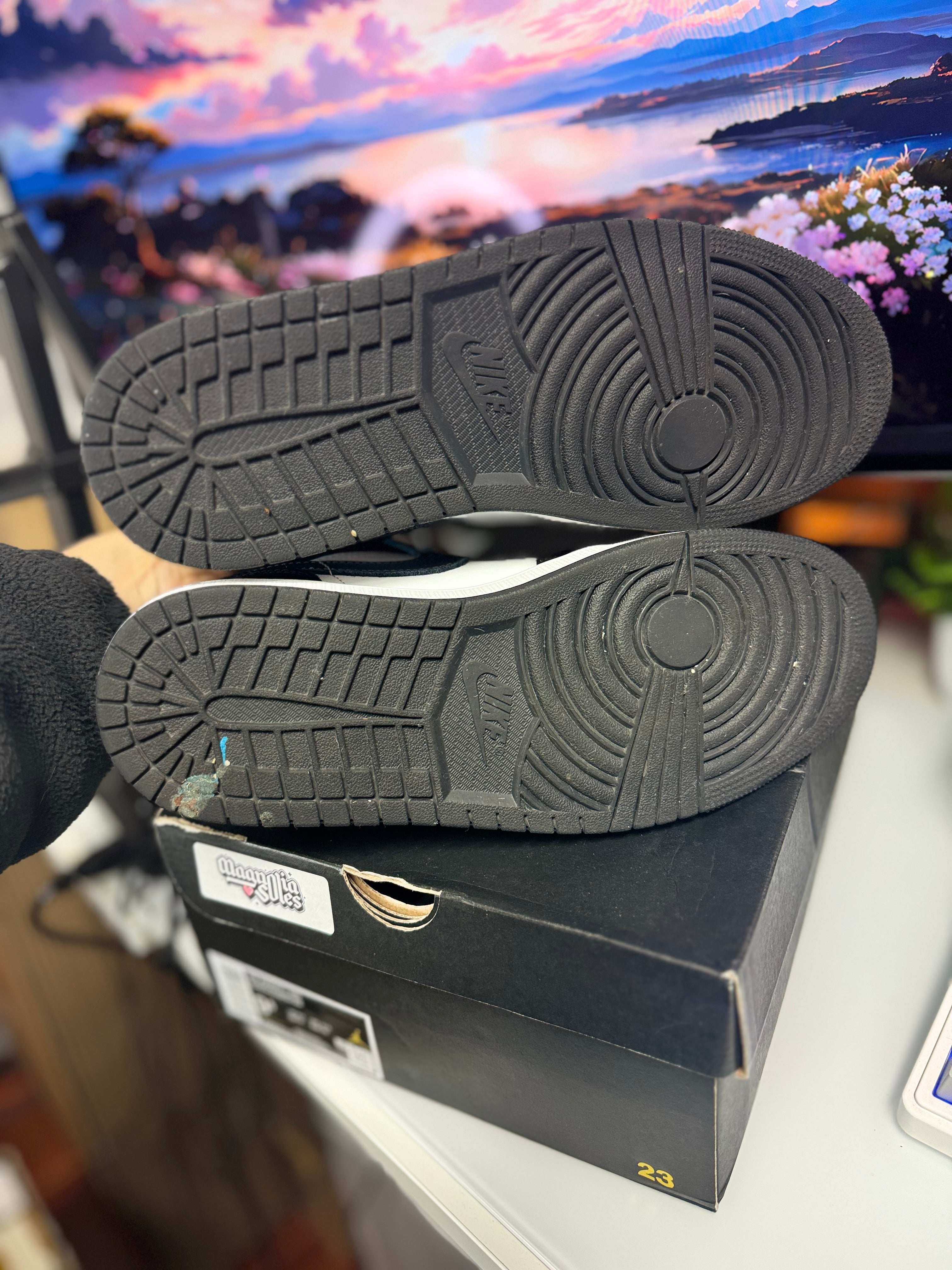 “Off Noir” Air Jordan 1 Mid
