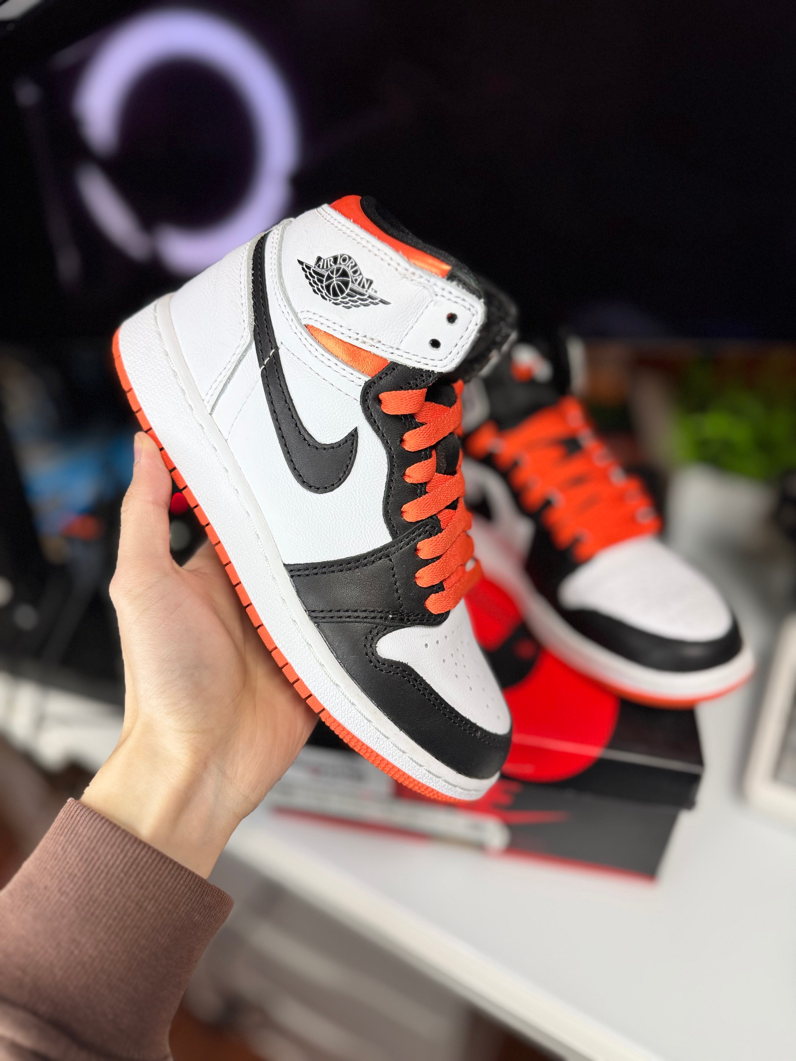 "Electro Orange" Air Jordan Retro 1 (GS)