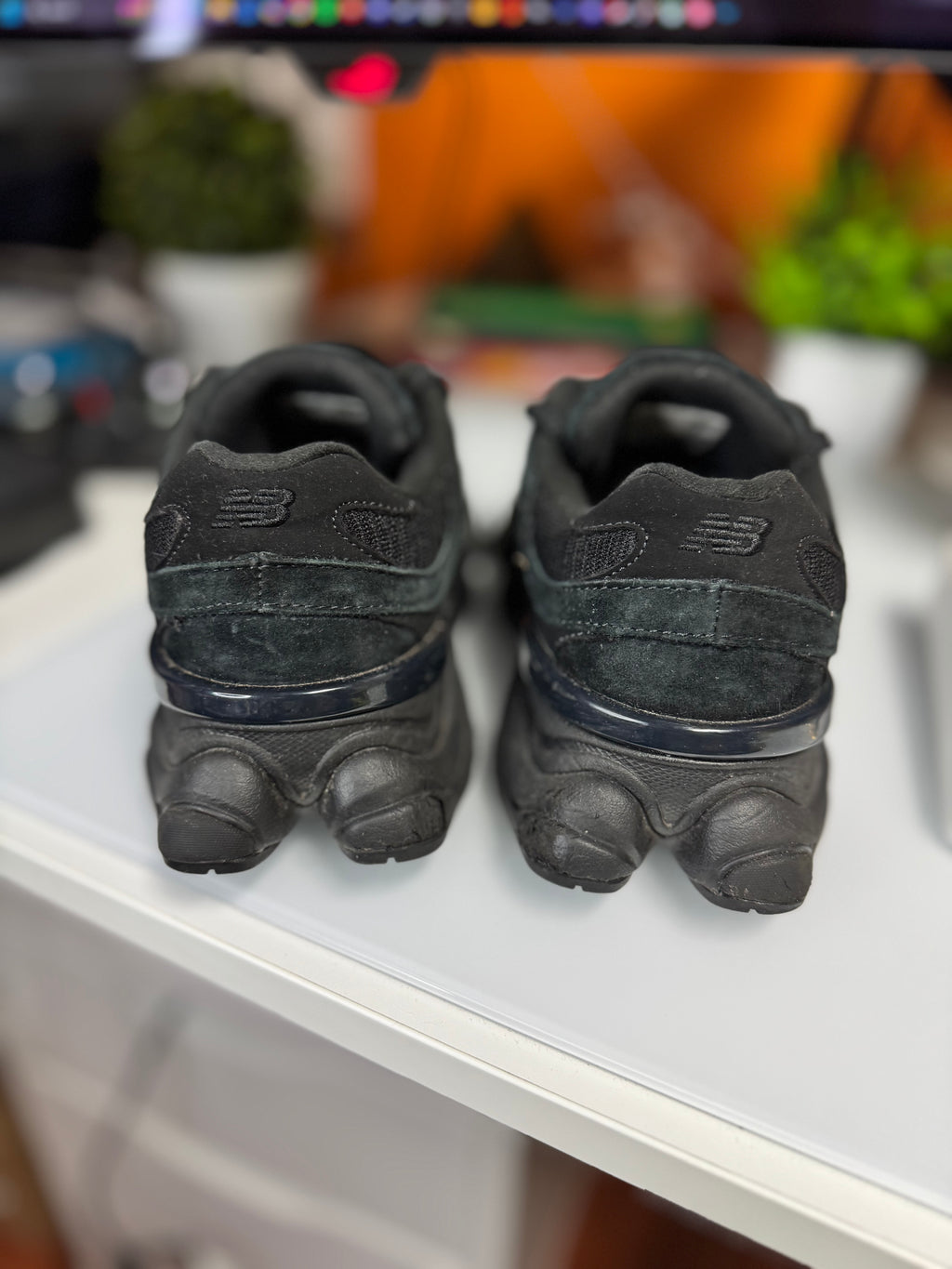 "Triple Black" New Balance 9060